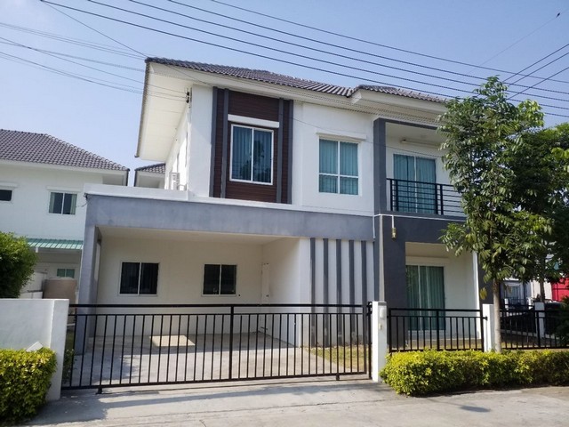   Code ID : PSC00903  ราคา  4,080,000  บาท ▸ เนื้อที่ 53.30 ตร.ว.  พื้นที่ใช้สอย  175.00 ตร.ม.  * 4 ห้องนอน 2 ห้องน้ำ   * 2 ที่จอดรถ   บ้านหันไปทางทิศตะวันตกเฉียงเหนือ  พิกัดทรัพย์ : https://maps.app.goo.gl/PbJEJJr5YmqpssGg9  สถานที่ใกล้เคียง ▸ใกล้  ท่าอากาศยานสุวรรณภูมิ ▸ใกล้  โรงพยาบาลบางเสาธง ▸ใกล้  ตลาดนัดสุวรรณภูมิ ▸ใกล้  โรบินสัน ไลฟ์สไตล์ ลาดกระบัง  สอบถามเพิ่มเติม / นัดชม โทร. 097-419-5982(พลอย) โทร. 096-932-4624(ออมสิน) Line : @panaya (มี@ด้านหน้า)  ปรึ�