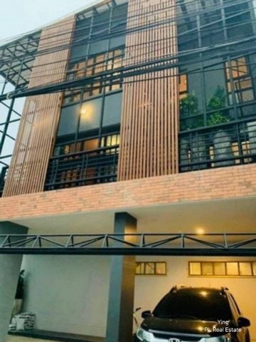 HR1041 ให้เช่าบ้านเดี่ยว ซอย สุขุมวิท 36 ใกล้ BTS ทองหล่อ ทำเลดี ตกแต่งพร้อมอยู่ติดต่อ : คุณหญิงโทร : 064-345-9870Line : 0643459870 /คลิกที่นี่  https://line.me/ti/p/Xogs_U3_3SHR1041 ให้เช่าบ้านเดี่ยว ซอย สุขุมวิท 36 ใกล้ BTS ทองหล่อ ทำเลดี ตกแต่งพร้อมอยู่พื้นที่ 35 ตรว. พื้นที่ใช้สอย 389 ตรม. 5 นอน 4 น้ำ 3 ชั้น บ้านพร้อมเข้าอยู่ ตกแต่งสวยงาม สไตล์นิวยอร์กทำเลดี ใกล้ใจกลางเมือง ใกล้ BTS และห้างสรรพสินค้าชั้นนำราคาเช่า 150,000 บาท/