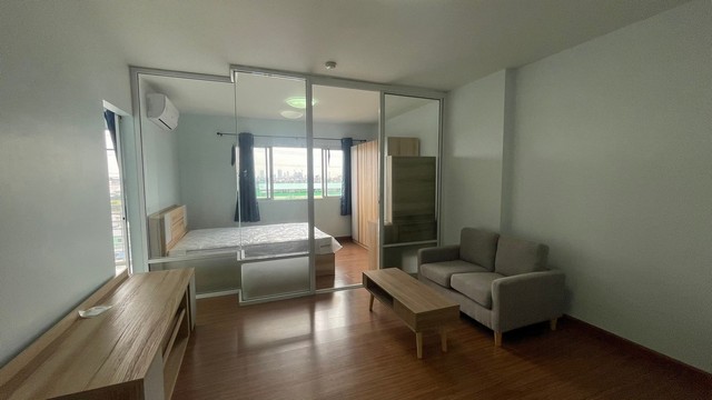 ขายคอนโด เดอะ ซีซั่น ศรีนครินทร์ The Season คอนโดทำเลดี ติดโลตัส ศรีนครินทร์ ด่วนสุดๆ ลดพิเศษรายละเอียด :- ตึก A ชั้น 8 ขนาด 32.43 ตร.ม. - ห้องสตูดิโอมี 1 ห้องนอน (แบบกั้น) - 1 ห้องน้ำ- City View- พร้อมแอร์ 1 เครื่อง ขนาด 12000 BTU- เครื่องทำน้ำอุ่น / ผ้าม่านป้องกัน UV - ชุดเค้าเตอร์ครัว และตู้ติดผนัง- เตียงนอน , ตู้เสื้อผ้า , โซฟา , โต๊ะเครื่องแป้ง- สระว่ายน้ำ , ฟิตเนส , สวนหย่อม (ลอยฟ้า)- ประตู Key Card- กล้องวง