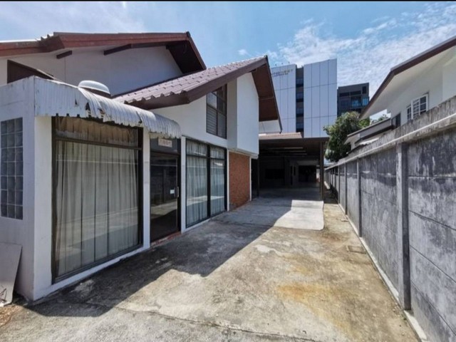 HR1032 ให้เช่าบ้านเดี่ยว ซอยลาดพร้าว ใกล้ MRTลาดพร้าว เพียง 200 เมตร เหมาะทำออฟฟิศ มีที่จอดรถสอบถารายละเอียดเพิ่มเติม ติดต่อ : คุณหญิงโทร : 064-345-9870Line : 0643459870 /คลิกที่นี่  https://line.me/ti/p/Xogs_U3_3SPL. Real Estate BrokerHR1032 ให้เช่าบ้านเดี่ยว ซอยลาดพร้าว ใกล้  MRT ลาดพร้าว เพียง 200 เมตร เหมาะทำออฟฟิศพื้นที่ 160 ตารางวา 3 นอน 5 น้ำ บ้านเปล่าไม่มีเฟอร์นิเจอร์แอร์ 4 เครื่อง เหมาะทำออฟฟิศ หรือ เก็บสินค้าใกล้รถไฟฟ้าสาย