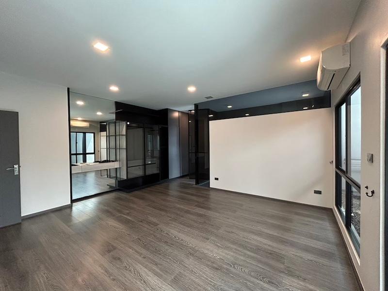 ขายบ้านโครงการ VIVE บางนา กม. 7 ทาวน์โฮม 2 ชั้น ขนาดที่ดิน 40 ตรว. พื้นที่ใช้สอย 225 ตรม 3 ห้องนอน, 4 ห้องน้ำ ที่จอดรถ 3 คัน