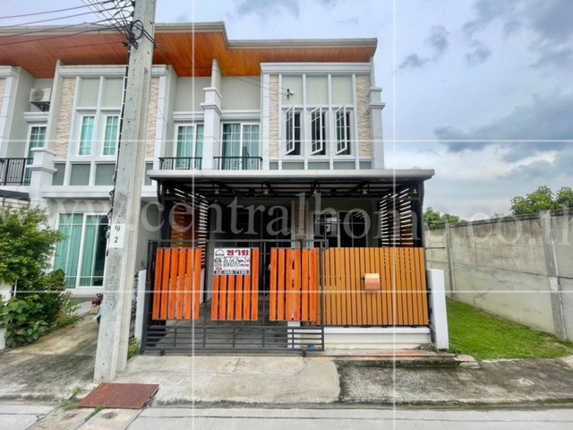 รหัสทรัพย์  5549ทาวน์โฮม โกลเด้น ทาวน์ 2 ปิ่นเกล้า-จรัญสนิทวงศ์ หลังริมที่ตั้ง : ถนนบางกรวย-ไทรน้อย ตำบล บางกรวย อำเภอ บางกรวย จังหวัด นนทบุรี 11130รายละเอียดทรัพย์ - ทาวน์โฮม 2 ชั้น, ขนาดพื้นที่ 16.7 ตารางวา, พื้นที่ใช้สอย 96 ตารางเมตร- หน้ากว้าง 5.7 เมตร- ขนาด 3 ห้องนอน 2 ห้องน้ำ 1 ที่จอดรถ- บ้านสวย พร้อมอยู่ พร้อมแอร์ 3 เครื่อง- พัฒนาโดย โกลเด้นแลนด์ Goldenlandสิ่ง