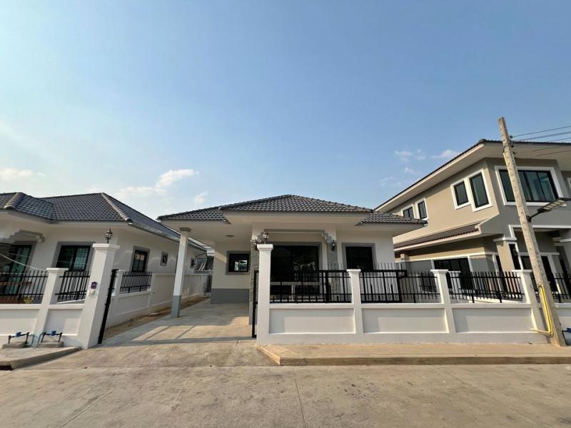 บ้านเดี่ยว ชั้นเดียว สร้างใหม่พร้อมเข้าอยู่ได้เลยย่านหนองหอย-หนองผึ้ง สารภี เชียงใหม่หน้าบ้านสะอาด โล่ง ไม่มีสายไฟเกะกะราคา 2.55x ลบ (พร้อมโอน ).หน้ากว้าง บ้านขนาดกำลังดี เหมาะกับทุกคนในครอบครัว บรรยากาศดี มีพื้นที่ให้เด็กๆ ออกกำลังถนนคอนกรีตทนทาน กว้างขวาง จอดรถได้โครงการใจแก้วเอราวัณ โครงการ 32.ขนาด 3 นอน 2 น้ำ 1 นั่งเล่น 1 ครัวเนื้อที่ 60 ตร.ว.#ของแถมที่ให้- ปั๊ม