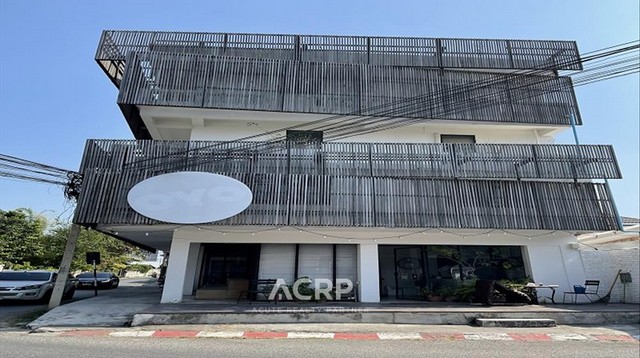 ขายธุรกิจโฮสเทล ใกล้คูเมืองเชียงใหม่ ขนาดที่ดิน 81.5 ตร.ว. ลักษณะเป็นอาคาร 3 ชั้น 12 ห้องพัก พร้อมเฟอร์นิเจอร์และเครื่องใช้ไฟฟ้าครบ มีร้านกาแฟ และมุมทำงาน พร้อมดำเนินกิจการต่อได้ทันที สถานที่อยู่บริเวณแหล่งท่องเที่ยวทางวัฒนธรรม เช่น ถนนวัวลาย และประตูท่าแพ การเดินทางสะดวกสบายขาย 20,000,000 บาท(รหัสทรัพย์ 00154641)Contact Us+66 (0)88 268 2000info@acuterealtyconsultant.comLine Official : http://lin.ee/N9TaR0qAdd friend : acuterealtychiangmaihttps://www.acr-partner.com