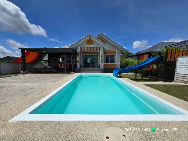 สนใจมาเที่ยวชมโทร ติดต่อ นกได้หลายช่องทางนะคะโทร. 06-3635-5651 (ไลน์เต็มค่ะ)โทร. 06-1494-9665ไลน์ไอดี : @nyland789(ไลน์คลิ๊กแล้วทักมาได้เลยค่ะ) https://line.me/R/ti/p/@lso8480l________________________________พูลวิลล่าสวย เดินทางง่ายสุดๆ วิวสวย บ้านสวยค่ะ144 ตรว. 5.5 ล้านต.สาริกา อ.เมืองนครนายกโฉนดครุฑแดงรูปที่สี่เหลี่ยมสวยหันทิศตะวันออกเฉียงเหนือพื้นที่ใช้สอย 120 ตรม. ลานจอดรถหน้าบ้านกว้างๆจอดได้หลายคัน3 ห้องนอน3 ห้องน้ำ1 ห้