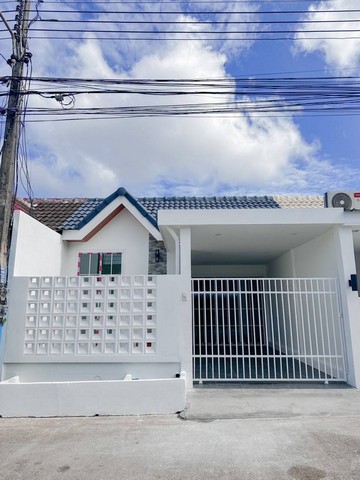 #THS007 For Sales :  Bypass, One-story townhome, 2 bedrooms 1 bathroomsOne-story townhouse- Area 17 sqw.- 2 bedrooms- 1 bathroom- 1 parking space Nearby places- 7-Eleven- Ban Kuku School- Big C Market Thepkasattri Price 2.59 million baht*Transfer fee is half each.   -----------------------------------#THS007 สำหรับขาย : ทาวน์เฮาส์ชั้นเดี่ยว 2 ห้องนอน 1 ห้องน้ำทาวน์เฮาส์ชั้นเดี่ยว- เนื้อที่ 17 ตรว.- 2 ห้องนอน- 1 ห้องน้ำ- ที่จอดรถ 1 คัน สถานที่ใกล้เคียง-  7-Eleven-  รร.บ้านกู้กู- บิ๊กซีมาร์เก็ต เทพกระษัตรี ราคา 2.59 ล้านบาท*ค่าโอนคนละครึ่ง  -------------------------------Avery Properties Co.,Ltd. Page : www.facebook.com/wheretoliveinphuketW