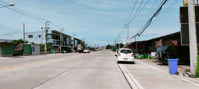 ขายอาคารพานิชย์  3 ชั้น  3คูหา  79.3 ตร.ว. ตกแต่งพร้อมประกอบกิจกการ ถนนพรมนิมิตร ดรีมแลนด์ อ.เมือง จ.นครสวรรค์   ZK289