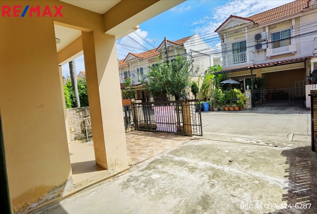 ทาวน์โฮม หลังริม เดอะ วิลล่า รัตนาธิเบศร์ ท่าอิฐ  ลมเย็นสบายทั้งวัน เดินทางเข้าออกสะดวก The Villa Rattanathibet