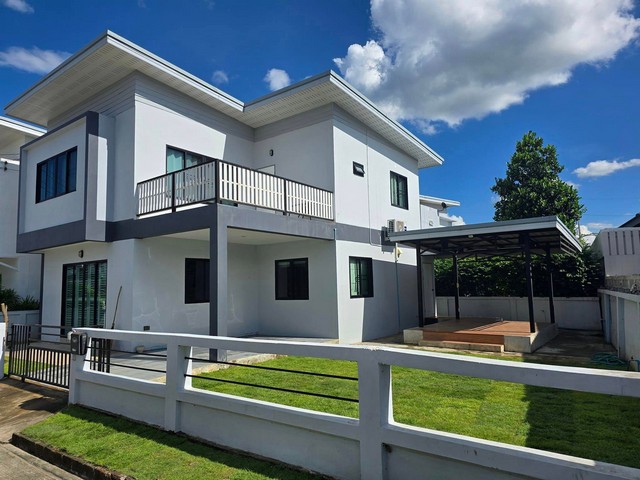 ให้เช่าบ้านเดี่ยวใหม่ 2 ชั้น บ้านเพิ่มทรัพย์ หางดง เชียงใหม่ ขนาด 67 ตรว. เฟอร์ครบพร้อมเข้าอยู่ บ้านสุดซอย สังคมดี สงบที่ตั้ง: โครงการบ้านเพิ่มทรัพย์ ต.น้ำแพร่ อ.หางดง จ.เชียงใหม่        Baan Permsub Nam Phrae Hang Dong Chiang Maiรายละเอียดบ้าน- ขนาดที่ดิน 67 ตารางวา- พื้นที่ใช้สอย 125 ตารางเมตร- 3 ห้องนอน 2 ห้องน้ำ- 1ห้องโถงรับแขก 1 โถงทำงาน 1ห้องครัว - บ้านใหม่ เฟอร์นิเจอร์ครบ-  แอร์ 3 เครื่อง - ตู้เย็น  เค