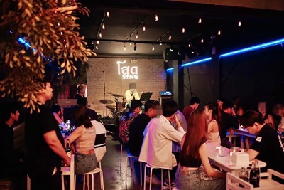 เซ้ง ร้านเหล้าแบรนด์ดัง ซอยวิภาวดีรังสิตซอย 2 ใกล้ ม.หอการค้า จัดคอนเสิร์ตวงดนตรีสดได้เลย มีลูกค้าทุกวัน