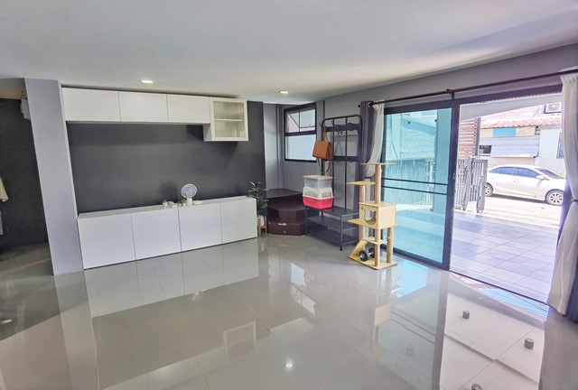 บ้านแฝด เกร็ดแก้ว การ์เด้น 5  รัตนาธิเบศร์ 26 แคราย ต่อเติมครบ สภาพดี พร้อมย้ายเข้าอยู่ ใกล้ MRT บางกระสอ