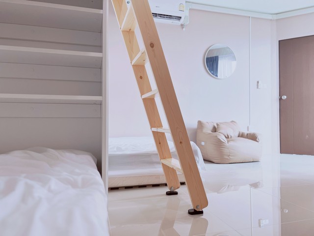 ปล่อยเช่า คอนโด อัสกาญจน์ เพลส ศรีนครินทร์42 ตรม. 4 เตียง ชั้น 32 Supermarket 24 ชม.Asakan place Srinakarin 617 ถนนศรีนครินทร์ แขวงพัฒนาการ เขตสวนหลวง กทม. 10250รายละเอียด :ขนาด 42 ตารางเมตร1 ห้องนอนใหญ่ 4 เตียง  1 ห้องนั่งเล่นมีโต๊ะทำงาน 1 ห้องน้ำฟรีสิทธิ์จอดรถหนึ่งคัน รถยนต์/มอเตอร์ไซค์ตกแต่งสไตล์ครอบครัว เน้นเฟอร์นิเจอร์ใช้งานได้จริงแต่ไม่หนักพื้นที่ ห้องโล่งเตียงนอนบนล่าง 3.5 ฟุต 3 เตียง และ 5 ฟ