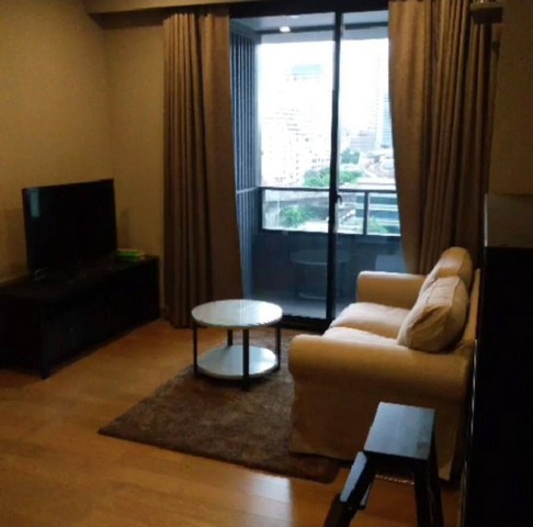 ให้เช่า คอนโด เอ็ม สีลม M SILOM 52 ตร.ม ชั้น 9 เฟอร์ฯครบ พร้อมอยู่ ใกล้ BTS ช่องนนทรีห้องตกแต่งสวย เฟอร์ฯครบ พร้อมอยู่ พื้นที่ 52 ตร.มเป็นคอนโด High Rise 53 ชั้น อยู่ชั้น 9 มี 1 อาคาร1 ห้องนอน, 1 ห้องน้ำ, 1 ห้องนั่งเล่นงดรับสัตย์เลี้ยงตั้งอยู่: ซอยนราธิวาสราชนครินทร์ 2 ถนนนราธิวาสราชนครินทร์ แขวงสุรวงศ์ เขตบางรัก  กทม.สถานที่ใกล้เคียง:ใกล้รถไฟฟ้า BTS ช่องนนทรี, BTS ศาลาแดง, สวนลุมพินี, เซ็นท