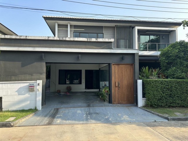 ขายบ้านเดี่ยว 2 ชั้น  โครงการเดอะซิตี้รามอินทรา  หลังมุม ด่วน ขายถูกกว่าราคาประเมินเป็นล้าน!!  ทำเล :  ซอยกาญจนาภิเษก 5/7 รามอินทรา  รายละเอียดบ้าน ::  บ้านหลังใหญ่ หลังมุมสวยๆ เป็นส่วนตัว  หน้าบ้านโล่ง สบายตา ไม่มีสายไฟฟ้าบังหน้าบ้าน ทั้งโครงการมียูนิตน้อย ทำให้มีความเป็นส่วนตัวสูงมากๆ เพื่อนบ้านน่ารัก สังคมดีมีระดับ​-ขนาด 102.5 ตารางวา  -3 ห้องนอน 4 ห้องน้ำ  -บ้านหลัง