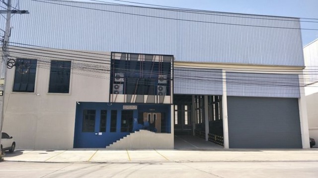 BSB53 ขายหรือให้เช่าโกดัง โรงงาน บางนา-ตราด กม.19 บางพลี สมุทรปราการ ขอรง.4ได้สนใจติดต่อ : คุณสราวุฒิ Tel. 0994108945 Line : ballwuth • ขนาด ที่ดิน : 1 ไร่ 57 ตารางวา•พื้นที่ตามแนวเขตที่ดิน : 1,736.97 ตารางเมตร•บริเวณทำงาน ชั้น 2 (รวมห้องน้ำ,บันได) : 148.50 ตารางเมตร•บริเวณทำงาน ชั้นล่าง (รวมห้องน้ำ,บันได) : 148.50 ตารางเมตร•บริเวณพื้นที่โรงงาน (ชั้นล่าง) : 1,084.50 ตารางเมตร•ห้องน้ำชั้นล่าง : 63.00 ตารางเมตร• มีออฟฟิต