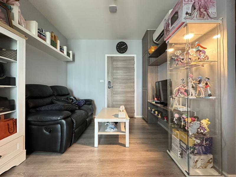 Kensington Sukhumvit-Thepharakเคนซิงตัน สุขุมวิท-เทพารักษ์คอนโดที่เหมาะกับคนทำงานย่านเทพารักษ์ราคาขาย : 3,990,000บาทรายละเอียดห้องขนาดห้อง– อาคาร A ชั้น 28 (ห้องมุม) ขนาด 32.1 ตารางเมตรรูปแบบห้อง– 1 bedroom plus มาพร้อมกับห้องเอนกประสงค์ที่สามารถใช้เป็นห้องทำงานหรือห้องนอนก็ได้และเฟอร์นิเจอร์จัดเต็มพื้นที่ส่วนกลาง– Double Volume Lobby Lounge– Panoramic Greenery– Playground Garden– Backyard Garden– Deep Relaxing Pool– สระว่ายน้ำระบบเกลือ ความยาวกว่า