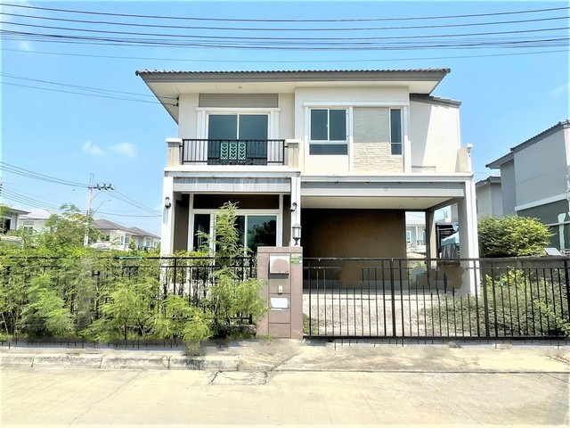   Code ID : PKK0-15405  ราคา   4,292,000  บาท ▸ เนื้อที่ 62.10 ตร.ว.   พื้นที่ใช้สอย 130.00 ตร.ม.  * 3 ห้องนอน 2 ห้องน้ำ   * 2 ที่จอดรถ   บ้านหันไปทางทิศใต้  พิกัดทรัพย์ : https://maps.app.goo.gl/HQRknsg4rC3Rjcsx9  สถานที่ใกล้เคียง ▸ใกล้  โรงพยาบาลบางนา​ 5 ▸ใกล้  บิ๊กซี ซูเปอร์เซ็นเตอร์ บางพลี ▸ใกล้  ตลาดหัวถนนเทพารักษ์ ▸ใกล้  ตลาดสังกะสี เทพารักษ์  สอบถามเพิ่มเติม / นัดชม โทร. 097-419-5982(พลอย) โทร. 096-932-4624(ออมสิน) Line : @panaya (มี@ด้านหน้า)  ปรึกษาสินเชื่อ�