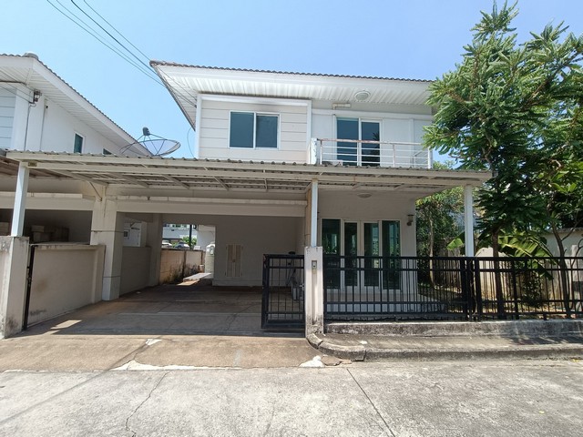  Code ID : PSC00940  ราคา  3,655,000   บาท ▸ เนื้อที่ 42.70 ตร.ว.  พื้นที่ใช้สอย  150.00 ตร.ม.  * 3 ห้องนอน 2 ห้องน้ำ   * 2 ที่จอดรถ   บ้านหันไปทางทิศตะวันตกเฉียงใต้  พิกัดทรัพย์ :  https://maps.app.goo.gl/sEi6L1gtMG44g96R8  สถานที่ใกล้เคียง ▸ใกล้  เซ็นทรัล รัตนาธิเบศร์ ▸ใกล้  ตลาดแยกบางพลู ▸ใกล้  โรงพยาบาลเกษมราษฎร์ รัตนาธิเบศร์ ▸ใกล้  เซ็นทรัล เวสต์เกต  สอบถามเพิ่มเติม / นัดชม โทร. 097-419-5982(พลอย) โทร. 096-932-4624(ออมสิน) Line : @panaya (มี@ด้านหน้า)  ปรึกษา