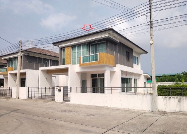   Code ID : PSC00932  ราคา 3,910,000   บาท ▸ เนื้อที่  64.00 ตร.ว.  พื้นที่ใช้สอย  173.00 ตร.ม.  * 3 ห้องนอน 3 ห้องน้ำ   * 2 ที่จอดรถ   บ้านหันไปทางทิศตะวันออกเฉียงใต้  พิกัดทรัพย์ :  https://maps.app.goo.gl/kwpw8YyeKP5UAs3r8  สถานที่ใกล้เคียง ▸ใกล้  โรงพยาบาลชลบุรี ▸ใกล้  โลตัส ชลบุรี ▸ใกล้  เซ็นทรัล ชลบุรี ▸ใกล้  แม็คโคร ชลบุรี  สอบถามเพิ่มเติม / นัดชม โทร. 097-419-5982(พลอย) โทร. 096-932-4624(ออมสิน) Line : @panaya (มี@ด้านหน้า)  ปรึกษาสินเชื่อฟรี One Stop Service ดูแลตั้ง�