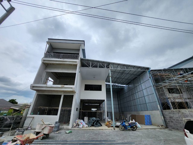 BSB55 ขายโกดัง โฮมออฟฟิศ3ชั้น สร้างใหม่ ขนาด 87 ตร.วา ลำลูกกาคลอง4 จ.ปทุมธานีสนใจติดต่อ : คุณสราวุฒิ Tel. 0994108945 Line : ballwuth  เหมาะทำคลังเก็บสินค้าที่พักอาศัย โฮมออฟิศ สำนักงาน ขายสินค้าออนไลน์ ขาย7,500,000 บาทรายละเอียดขนาดโกดัง  ขนาด 87 ตร.วา พท.ใช้สอย479ตร.มชั้น1=298ตร.มชั้น2=112 ตร.มชั้น3=69ตร.มเพดานโกดังสูง 7.50เมตร ชั้นล่าง 3.30 เมตรหน้ากว้าง 16เมตร ลึก  22เมตร  รถใหญ่เข้าโกดังได้  ไฟฟ้า 3เฟส  อ๊อฟฟิศ 1 