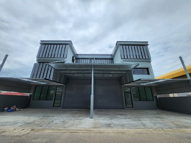 BSB54  ขายโกดัง สร้างใหม่ พร้อมสำนักงาน พื้นที่434ตรม. ลำลูกกาคลอง4 จ.ปทุมธานีสนใจติดต่อ : คุณสราวุฒิ Tel. 0994108945 Line : ballwuth ขาย 6,800,000 บาท (ค่าโอนคนละครึ่ง)โกดังแฝด 3ชั้น พร้อมสำนักงาน  และเป็นที่พักอาศัยในตัว  homeoffice  สำนักงาน คลังสินค้าที่เก็บสินค้า ไลฟ์สด ขายสินค้าออนไลน์ขนาด 62 ตารางวา พื้นที่ใช้สอย 434ตารางเมตรหน้ากว้าง10เมตร ลึก23เมตรชั้น1 =162ตร.มชั้น2= 136ตร.มชั้น3=136ตร.มพื้นที่สำนักงาน 4.