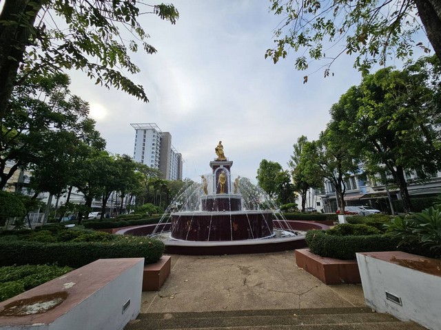 ขายบ้าน 3 ชั้น ใกล้รถไฟฟ้าลาซาล แค่ 400 เมตร หมู่บ้านน่าอยู่ บรรยากาศดี ติดถนนใหญ่ สนใจโทร 061-624-7988ต้องการขายบ้านกลางเมือง บริติช ทาวน์ ศรีนครินทร์ขนาด 20 ตร.วา3 ชั้น 2 ที่จอดรถ3 นอน 4 น้ำ 1 ห้องนั่งเล่นใหญ๋ สูง โปร่งมาก.ทำเลดีสุดๆ รถไฟฟ้าอยู่หน้าหมู่บ้านเลยติดถนนศรีนครินทร์ เดินทาง สะดวกสุดๆใกล้ โรงเรียนนานาชาติ สิงคโปร์ , เซ็นโย บางนา.....ราคาถูกสุดๆ.....เพียง 4.4 ล้าน เท่านั