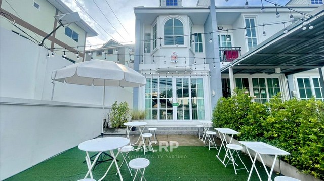 ขายตึกแถวพร้อมผู้เช่า เช่าเดือนละ 23,000 บาท หลังมหาวิทยาลัยเชียงใหม่ ขนาด 24.10 ตารางวา หน้ากว้าง 4 เมตร ลึก 13 เมตร มี 3 ชั้น 2 ห้องนอน 3 ห้องน้ำ ทำเลดีมาก ติดถนนสายหลัก เข้าออกได้หลายเส้นทาง อยู่ในย่านนักศึกษา บริเวณโดยรอบเป็นหอพักนักศึกษา ร้านอาหาร ร้านกาแฟ และร้านอาหารริมทางมากมาย จะอยู่อาศัยหรือทำธุรกิจก็ได้ ใกล้วัดอุโมงค์เพียง 100 เมตร และห่างมหาวิทยาลัยเชียง