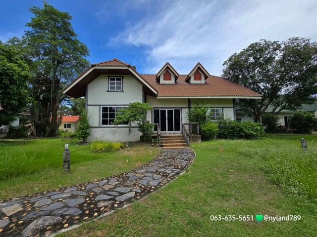 สนใจมาเที่ยวชมโทร ติดต่อ นกได้หลายช่องทางนะคะโทร. 06-3635-5651 (ไลน์เต็มค่ะ)โทร. 06-1494-9665ไลน์ไอดี : @nyland789(ไลน์คลิ๊กแล้วทักมาได้เลยค่ะ) https://line.me/R/ti/p/@lso8480l________________________________บ้านสวนสไตล์อิงลิชคอทเทจ English Cottage สวยเหมือนในนิทาน200 ตรว. 2.9 ล้านต.บ้านพร้าว อ.บ้านนา จ.นครนายกโฉนดครุฑแดง พร้อมโอนรูปที่สี่เหลี่ยมสวย หันทิศตะวันออกเฉียงเหนือตัวบ้านค่อนข้างใหญ่พิ้นที่ใช้สอยประมาณ 100 ตรม. อยู่ได้ถึง 6 ค