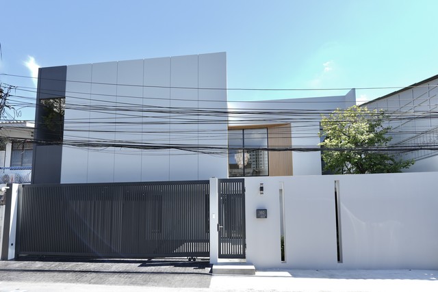 ขายบ้านเดี่ยวทรงโมเดิร์น 3ชั้น ซอยโชคชัย4 ขนาด 56 ตารางวา ใกล้สถานีรถไฟฟ้าสายสีเหลือง สถานีโชคชัย4## หากท่านต้องการรับชม VDO Youtube ของบ้านหลังนี้ กรุณาคลิ๊กลิ้งค์ : https://youtu.be/mlKM9IBv27Qที่ตั้ง หมู่บ้านรุ่งเจริญถนนโชคชัย 4 แขวงลาดพร้าว เขตลาดพร้าว กรุงเทพมหานคร 10230 (ใกล้ตลาดโชคชัย4 และสถานีรถไฟฟ้าสายสีเหลือง สถานีโชคชัย4)รายละเอียดบ้าน- บ้านเดี่ยวสไตล์โมเดิร์น รีโนเวทใหม่ เน�