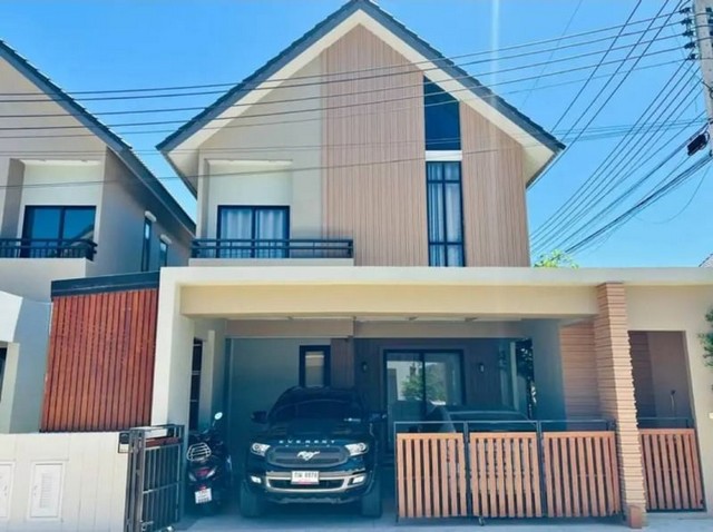 TEL :088-559 5199 คุณเอLine: https://line.me/ti/p/C0eGe0whLXขายบ้านโครงการ บ้านโกลเด้น พรีเว่ บางแสนพิกัด : เลี่ยงหนองมน เหมืองราคาขาย 3,884,000 บาทค่าธรรมเนียมโอน 50/50เนื้อที่ขนาด 39.90 ตารางวา4 ห้องนอน 3 ห้องน้ำ1 ห้องครัว1 ห้องรับแขก2 ที่จอดรถ หน้าบ้านหันทิศใต้ของแถมฟรี- ฟรีแอร์ทั้งหลัง 5เครื่อง - ฟรีผ้าม่านทั้งหลังะร้อมผ้ากรองแสง,มูลี่- ฟรีตกแต่งภายใน โครมไฟฝ้า,วอเปเปอร์ - ฟรีตกแต่งต่อเติมข้างบ้าน,หลัง