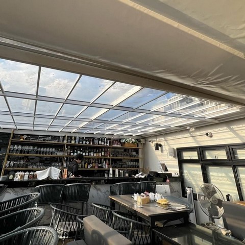 BS1450ให้เช่า Rooftop Bar ขนาดรวม 108 ตรม.ใกล้ BTS เพลินจิต เหมาะทำร้านอาหาร บาร์รหัสประกาศ BS1450ค่าเช่า 95,000 บาท/เดือนติดต่อ : คุณพร 0938091444 (เบอร์นี้แอดไลน์ได้คะ),โทร 0939833259ID Line : henghengpaulaหรือAdd Line : https://line.me/ti/p/OJD66Ug_1Oดาดฟ้าชั้น 8 พื้นที่ใช้สอยรวม 108 ตรมพื้นที่ภายนอก 83 ตรม- หลังคาผ้าเลื่อน- โซฟา โต๊ะ เก้าอี้สูง- เคาร์เตอร์บาร์- ผนังหินอ่อนสุดหรู- เครื่องเสียง Bose- เทคโนโลยี Sonosพื้นที่ภายใน 25 ตรม- ห้องครัวที่มีอ