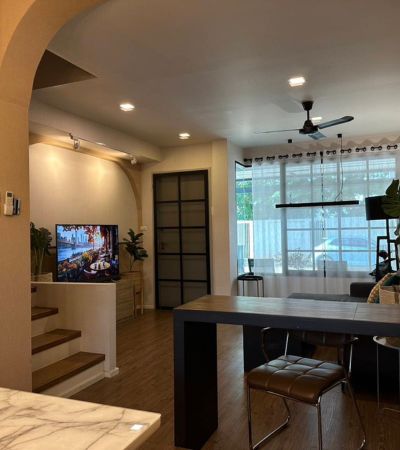 ติดต่อ หลิน 088 598 6998 Line ID: positive.agขายเพียง 3.5 ล้านบาท* ให้เช่า 25,000 /เดือน (สัญญา1 ปี) ทาวน์โฮม 2 ชั้น ตกแต่งสวยทั้งหลัง พร้อมเข้าอยู่!โครงการมาลาดา เมซ (MALADA MAZ)หิ้วกระเป๋าแล้วเข้าอยู่ได้เลย! .พื้นที่ 23.60 ตร.วา พื้นที่ใช้สอยรวมที่จอดรถ 159 ตร.ม. 3 ห้องนอน 3 ห้องน้ำ สะดวกสบายสำหรับครอบครัว เคาน์เตอร์ครัวบิ้วอินภายในบ้าน พร้อมครัวไทยหลังบ้านที่ต่อเติมเต็มพื้นที่ ห้องเก็บของขนาดใหญ่ จ