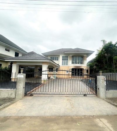 ราคาเพียง 6 ล้านบาท* เท่านั้นบ้านหลังใหญ่ ใกล้ห้างเซ็นทรัลเฟสฯ 2 นาที ในโครงการ สันทรายปาร์ควิลล์ 2พิกัด ติดหลังตลาดสามแยกสันทราย.ขนาดที่ดิน: 101 ตารางวา พื้นที่ใช้สอย: กว่า 300 ตารางเมตร 5 ห้องนอน 4 ห้องน้ำ 2 ห้องครัว โรงจอดรถในบ้าน จอดได้ 3-4 คัน.**ทำเลดีมาก เข้า-ออกสะดวก:** หมู่บ้านสามารถเข้า-ออกได้ 3 ทาง: - ถนนวงแหวนรอบ 2 - ถนนเชียงใหม่-ดอยสะเก็ด (ข้างกาดสามแยก) - ถนนสันทรายส