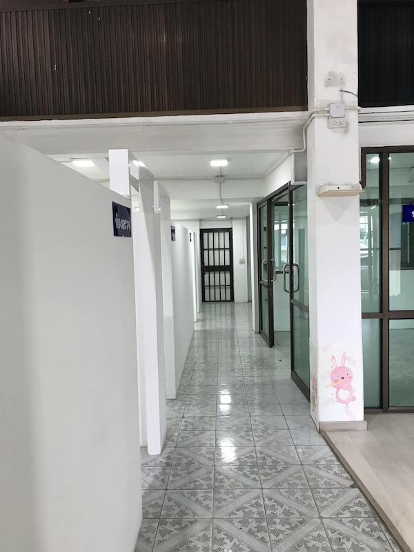 ให้เช่าอาคารพาณิชย์ 4.5 ชั้น 2 คูหา ห้องทะลุถึงกัน พร้อมไฟฟ้า 3 เฟส ติดถนนกรุงเทพ - ปทุม