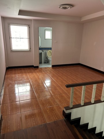 ให้เช่าทาวน์โฮม ลาดพร้าว   ใก้ลเดอะมอลล์บางกะปิ  ราคา 18,000