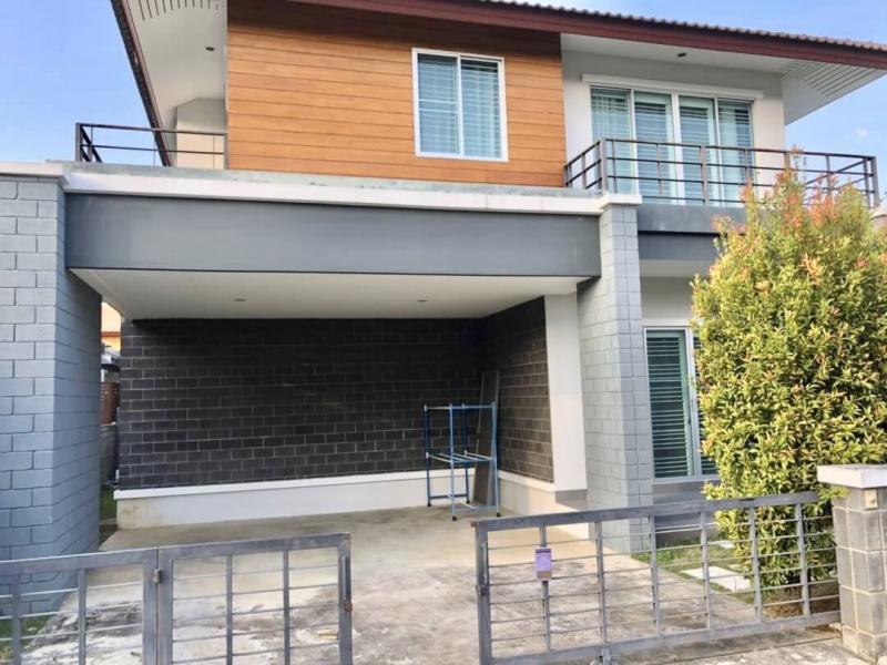 บ้านเดี่ยว ในโครงการต้นเปา สันกำแพงสายใหม่  ราคา 3.3 ล้านบาท โอนฟรี (ขายพร้อมคนเช่าเดือนละ 13,xxx บาท ).พื้นที่ใช้สอย 165 ตรม. ที่ดิน 56.6 ตรว   3 ห้องนอน 3ห้องน้ำ ที่ตั้ง  ต้นเปา  สันกำแพงสายใหม่  หมู่บ้าน ซีรีนพาร์ค   .- สี่แยกบ่อสร้าง 8 นาที- แยกสันกลาง 9 นาที- เดินทางเข้าเมืองสะดวก. ติดต่อ เพชร 082-636-9782 Line ID: thanyaratp07เพิ่มเพื่อนอัตโนมัติ https://lin.ee/xrFwhA9.**Detached House in the Village, Ton Pao, New Sankampaeng Road**Price: 3.3 million baht with free transfer (sold with tenant