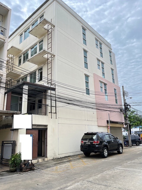 ให้เช่าอาคารพาณิชย์ 4 ชั้นครึ่ง กรุงเทพ-ชลบุรี (มอเตอร์เวย์) อ่อนนุช62-69 จอดรถได้ 4 คัน  ขนาดใหญ่มาก 20ตรว. 325ตรม.  4นอน 5น้ำ