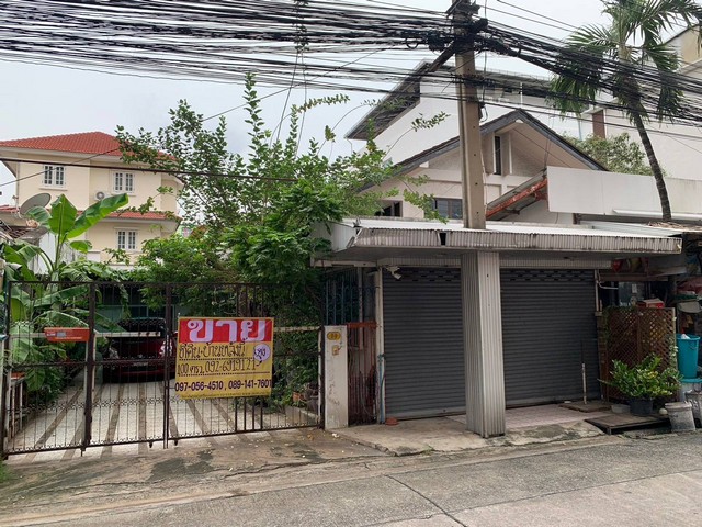 ขายด่วน  บ้านเดี่ยว 2 ชั้น เนื้อที่ 100 ตรว.  ใกล้รถไฟฟ้า  ซ.ลาดพร้าว140  กรุงเทพ  ZE697