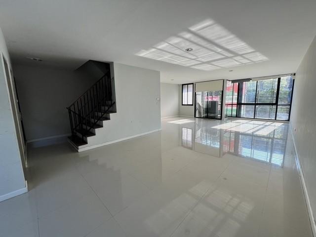 PO1114 ขาย 4 ชั้น โครงการ PLATINUM PLACE แพลทินั่ม เพลส รามคำแหง 178 ถนนรามคำแหง เขตมีนบุรี ติดถนนหลัก ใกล้รถไฟฟ้า 200 เมตร Home Office