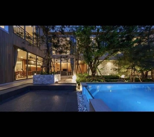 Vาย Luxurly PoolVilla CentralPinklao ใกล้ห้างเซ็ลทรัลปิ่นเกล้า  Luxurly Pool villa (Central Pinklao) Botanic Garden  บ้านหรู Luxurly พูลวิลล่า เเนว Modern สุดหรู พื้นที่ใช้สอย ใหญ่ถึง 710 ตารางเมตร ค่ะ  ออกเเบบโดยสถาปนิก เเละ วิศวกร ชื่อดังเจ้าของโรงเเรม ทั่วประเทศไทย  ( agency contract Agreement signed by Khun Kim Real Estate Agent )ราคารวมโอนที่ 59 ลบ. #ขายราคาเหมาะสม ยุติธรรม ตาม Quality&Modern design  บ้านเดี่ยวสร้างเอง 125 ตร.วา ติดถนนใหญ่  พื้นที่ก่อสร้างตกแต่ง 710 ตารางเมตร - 5 ห้อ�