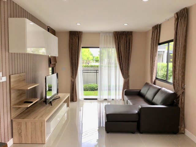 ขาย บ้านแฝดสไตล์บ้านเดี่ยว 4.69 ล้านบาทหมู่บ้านกลางเมือง The Edition พระราม 9- อ่อนนุช กรุงเทพที่ตั้ง2 กิโลเมตรจากสถานีรถไฟฟ้า Airport Link บ้านทับช้าง เขตประเวศบ้านเดี่ยว 2 ชั้น3 ห้องนอน 2 ห้องน้ำ 1 ห้องรับแขก จอดรถได้ 2 คัน digital door lock ติดแอร์ ทุกห้อง มีทีวี ตู้เย็น Samsung เครื่องทำน้ำอุ่นทุกห้อง เครื่องซักผ้า 14kg (125 sq.m. 38.4 sq.w.)ขาย 4.69 ล้านบาท (โอน 50/50)รับนายหน้าติดต่อ 090-963-949หกLine: nath_ouiFacilities:Samsung digital door lock with house security