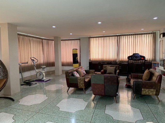 ขายด่วนนน อาคาร5ชั้นครึ่ง ทำเลทอง ตากสิน ธนบุรี ติดถนนใหญ่ ใกล้ทางออก MRT สำเหร่ ทางออก 3