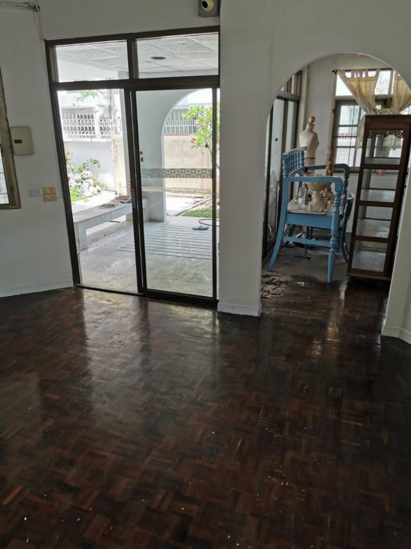 ขายบ้านเดี่ยว 2 ชั้น หลังมุม  ซอยเย็นอากาศ 1 ย่านสาทร ขนาด 71 ตรว. พื้นที่ใช้สอย 300+ ตรม. 4 ห้องนอน 3 ห้องน้ำ *** ขายตามสภาพ