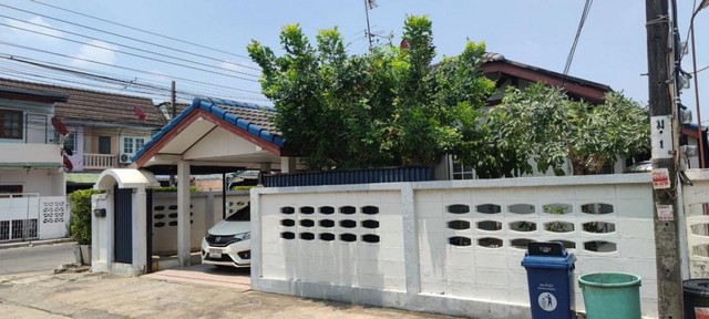 [RC313] ให้เช่า 19k บ้านเดี่ยว ชั้นเดี่ยว ย่านรามอินทรา ปัญญาอินทรา เขตคันนายาว ใกล้แฟชั่นไอส์แลนด์ ใกล้รถไฟฟ้า ต้อนรับสัตว์เลี้ยงบ้านเดี่ยว ชั้นเดียว พื้นที่ 50 ตร.วา พื้นที่ใช้สอย 182 ตร.ม 4 ห้องนอน 1 ห้องน้ำ 2 ห้องโถง 1 ห้องครัวบิ้วอิน 1 ลานซักล้าง 3 ที่จอดรถ พร้อมแอร์ 5 เครื่อง เครื่องทำน้ำอุ่น 1 ตัว ตู้เย็น  เฟอร์นิเจอร์ ตู้เสื้อผ้า / โต๊ะใหญ่ 1 / โซฟาไม้ 1 / ชั้นวางหนังสือ / ชั�