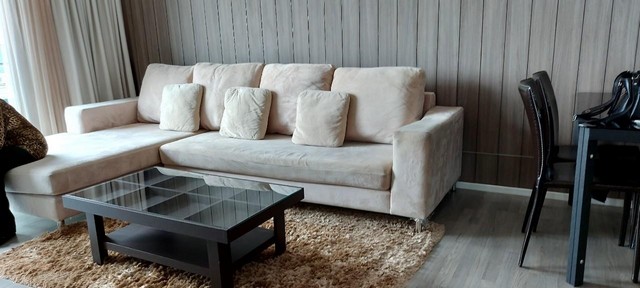 ให้เช่าด่วน เดอะรูมสุขุมวิท The Room Sukhumvit 69โครงการ เดอะ รูม สุขุมวิท 69 (The Room Sukhumvit 69)- ห้องใหญ่ 2 นอน 2 ห้องน้ำ- ขนาดห้อง 82 ตรม.- ราคา 50,000 บาท/เดือน- เฟอร์ฯ ไฟฟ้า เครื่องซักผ้าครบ พร้อมอยู่สถานที่ใกล้เคียง- BTS พระโขนง- Summer Hill, Lotus, Makro- โรงพยาบาล: กล้วยน้ำไท, สุขุมวิท- Gateway Ekamai, Major Ekamai***************************โทร เอื้อ 092-328-7914Line aeroaur***************************#เดอะรูมสุขุมวิท69 #TheRoomSukhumvit69 #TheRoom #สุขุมวิท69#คอนโดพระโขนง #BTSพระโขนง #คอนโดติดรถไฟฟ้า #C