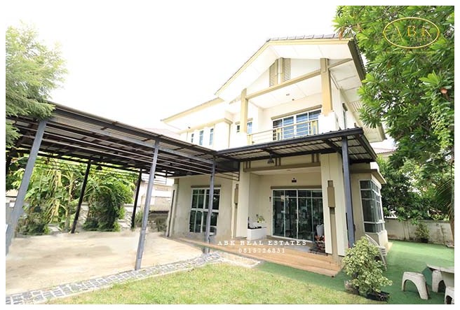 บ้านเดี่ยว 2 ชั้น&nbsp; 90.8 ตร.ว. หมู่บ้านสราญสิริ ราชพฤกษ์ - แจ้งวัฒนะพื้นขนาด 90.8 ตร.ว.พื้นที่ใช้สอย 163 ตารางเมตร* บ้านเดี่ยว 2 ชั้นพร้อมอยู่&nbsp;หลังมุมเงียบสงบ ด้านท้ายโครงการ* 4 ห้องนอน 3 ห้องน้ำ 1 ห้องครัว ห้องรับแขก ห้องเก็บของใต้บันได มุ้งลวด เหล็กดัดปั้มน้ำ+ถังเก็บน้ำ จอดรถ 3 คัน* แอร์ 4 ตัว ห้องนอน และห้องรับแขก*&nbsp; พื้นที่ใช้สอย 163 ตร.ม.* ปูกระเบื้องด้านหลัง และด้านข้างมุม