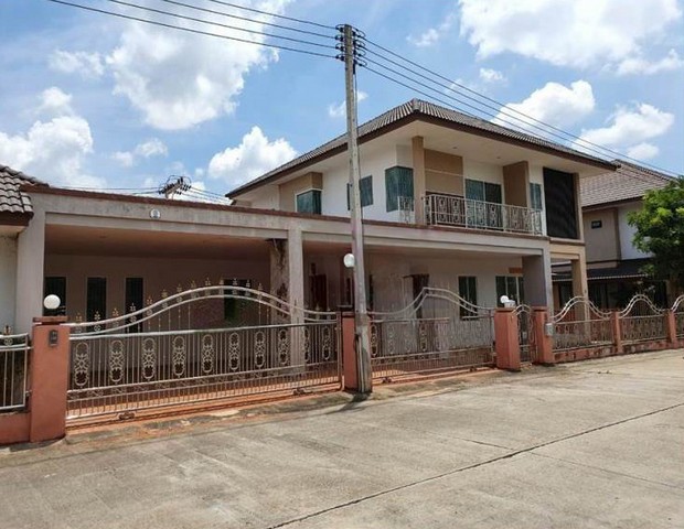   Code ID : PGSNI620010  ราคา  6,700,000  บาท ▸ เนื้อที่ 36 ตร.ว   พื้นที่ใช้สอย 423.75 ตร.ม.  * 5 ห้องนอน 4 ห้องน้ำ   * 2 ที่จอดรถ   บ้านหันไปทางทิศตะวันออกเฉียงใต้  พิกัดทรัพย์ : https://maps.app.goo.gl/muKhLnRqko8dqUG77  สถานที่ใกล้เคียง ▸ใกล้  โรงพยาบาลกรุงเทพสุราษฎร์ ▸ใกล้  เซ็นทรัล สุราษฎร์ธานี ▸ใกล้  โลตัส สุราษฎร์ธานี ▸ใกล้  โฮมโปร สุราษฎร์ธานี  สอบถามเพิ่มเติม / นัดชม โทร. 097-419-5982(พลอย) โทร. 096-932-4624(ออมสิน) Line : @panaya (มี@ด้านหน้า)  ปรึกษา�