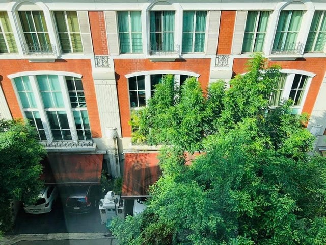 ให้เช่าทาวน์เฮ้าส์ หมู่บ้านกลางกรุง ทองหล่อ สุขุมวิท55 เขตวัฒนา  กรุงเทพรหัส TTR1839-ทองหล่อซอย 14 ตรงข้ามเจอเวนิว-ใกล้รถไฟฟ้าทองหล่อ-พื้นที่ 300-400 ตรม.-สูง 4.5 ชั้น 4 ห้องนอน 6 ห้องน้ำ-1 ห้องแม่บ้าน ที่จอดรถ 2 คัน-สนามเด็กเล่น รปภ. 24 ชม.-ในหมู่บ้านมีความสงบสุขและปลอดภัย เดินออกไปใจกลางทองหล่อ ตรงข้าม j-avenue ที่เต็มไปด้วยร้านอาหารและร้านค้ามากมายราคา 120,000 บาท/เดือน ประกัน 3 เดือน  