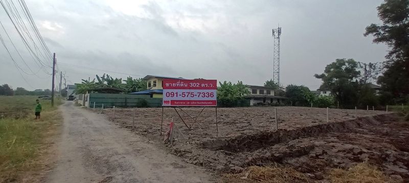 ขายที่ดินสวย ถมแล้ว รังวัดแล้ว 302 ตารางวา สี่เหลี่ยมผืนผ้า ซอยพหลโยธิน 54/1 แยก 4 เขตสายไหมที่ตั้ง : ซอยพหลโยธิน 54/1 แยก 4 แขวงสายไหม เขตสายไหม กรุงเทพมหานคร 10220Google map : https://goo.gl/maps/ycbqf7kWVHRnbBE86เข้าจากถนนพหลโยธิน 54/1 ขึ้นสะพานเลี้ยวเข้าถนนพหลโยธิน 54/1 แยก 4 (ซอยวัดเกาะ), ขับตามทาง และเลี้ยวซ้ายเข้าซอยแม่ทวี ประมาณ 100 เมตร ที่ดินอยู่ขวามือรายละเอียด :– ขนาด 302 ตารางวา ผังสีเหลือง ย.3-7– ที่ดิน