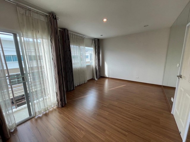 บ้านทาวน์โฮม 3 ชั้น  แปลงมุม ถนนพัฒนาการ โครงการวิลเลจซิตี้ พัฒนาการ38 เนื้อที่ 27 ตร.วา พื้นที่ใช้สอย 160 ตร.ม. 4 ห้องนอน 3 ห้องน้ำ